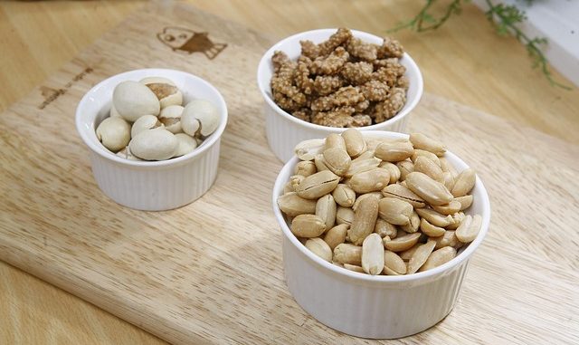 nuts-388785_640