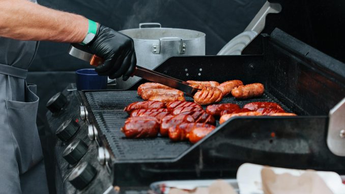 sprzęt gastronomiczny na event plenerowy – grill cateringowy w trakcie przygotowywania posiłków