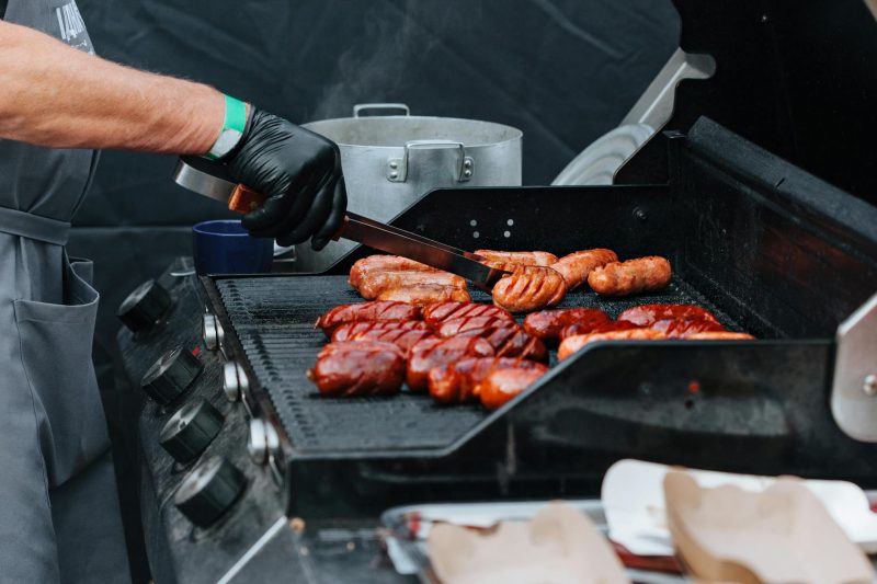 sprzęt gastronomiczny na event plenerowy – grill cateringowy w trakcie przygotowywania posiłków