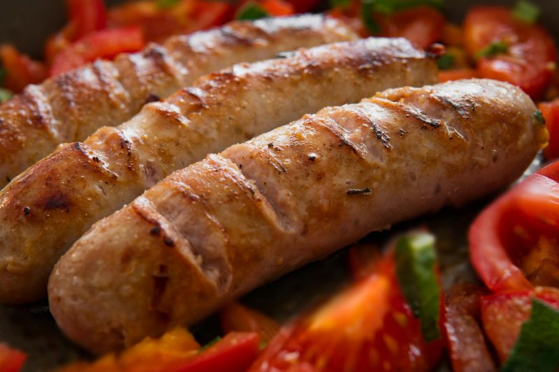 Jak przyprawić białą kiełbasę – grillowana biała kiełbasa z majerankiem i czosnkiem
