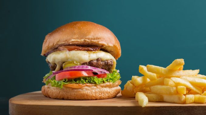 Burger z frytkami jako przykład dania w menu cateringowym na imprezę