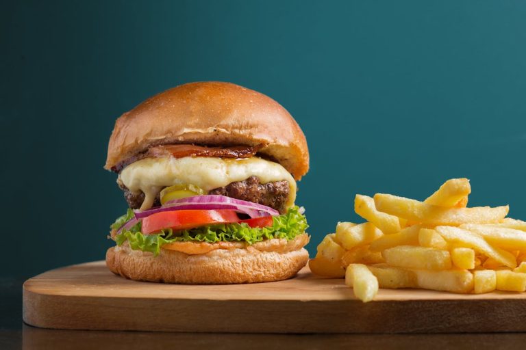 Burger z frytkami jako przykład dania w menu cateringowym na imprezę