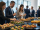 Finger food i eleganckie przekąski podczas nowoczesnej imprezy firmowej